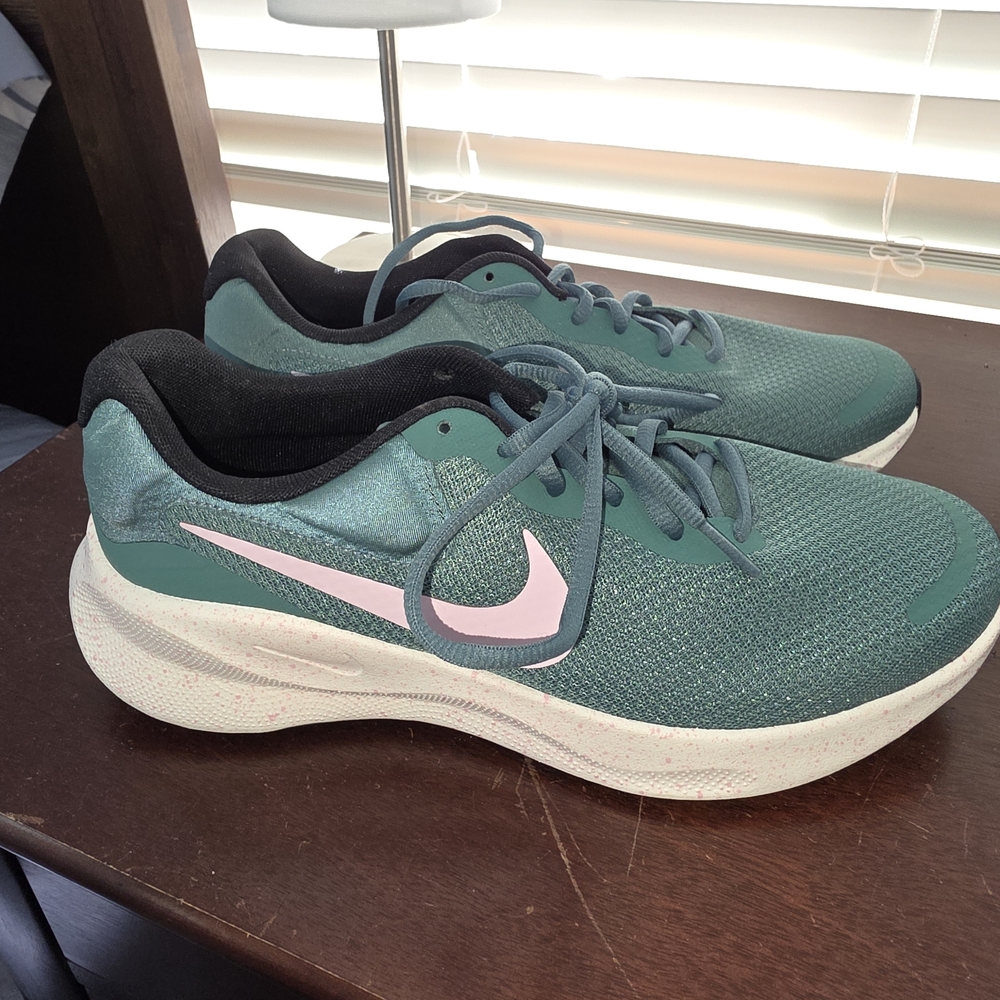 Nike Women's Revolution 7 Green Running Shoes